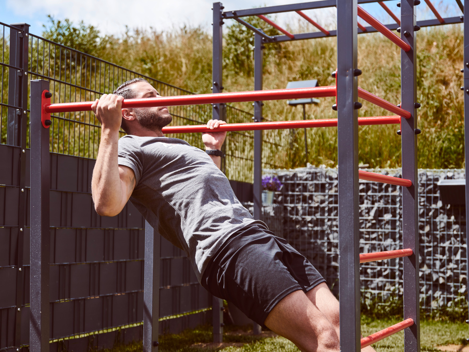 Muskelaufbau unter freiem Himmel mit unseren Outdoor Fitnessgeräten